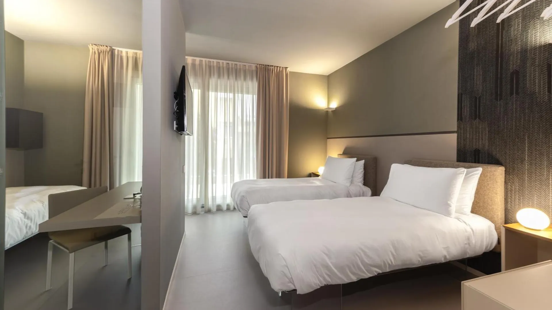 Open Hotel Римини